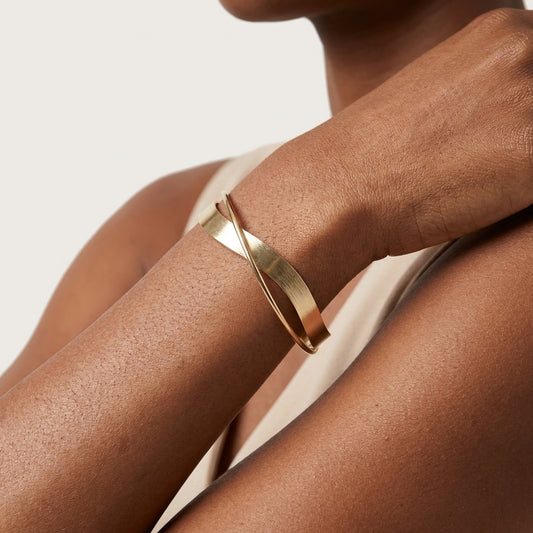 ROSIVAA Infinite Twist Bangle